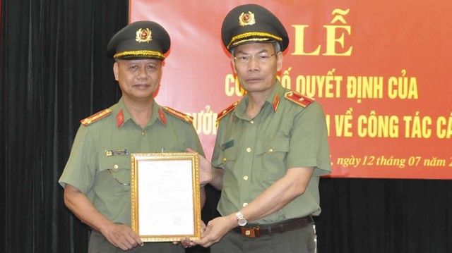 Thiếu tướng Đỗ Văn Hoành (bên phải), Chánh Thanh tra Bộ Công an được bổ nhiệm làm Chánh Văn phòng Cơ quan Cảnh sát Điều tra Bộ Công an.