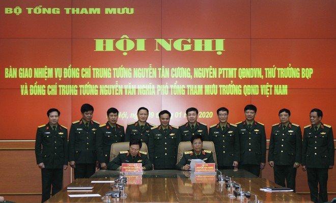Trung tướng Nguyễn Tân Cương và Trung tướng Nguyễn Văn Nghĩa ký biên bản bàn giao. Ảnh BQP.
