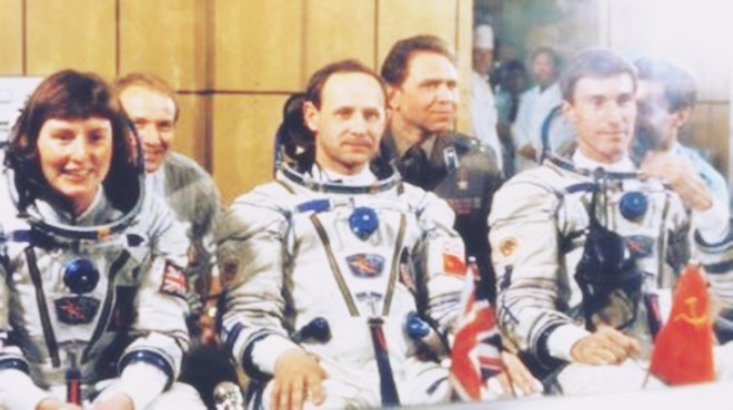Helen Sharman (bìa trái) cùng hai phi hành gia là Anatoly Artsebarsky và Sergei Krikalev bay vào không gian vào năm 1991. Ảnh: BBC.
