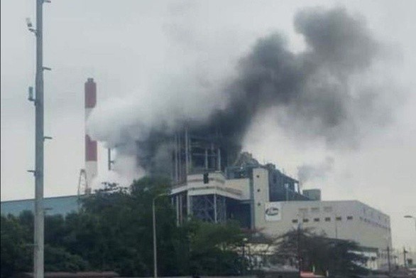 Sau tiếng nổ, cột khói cao bốc lên từ Nhà máy nhiệt điện Uông Bí. Ảnh: Fanpage Quảng Ninh 24/7.
