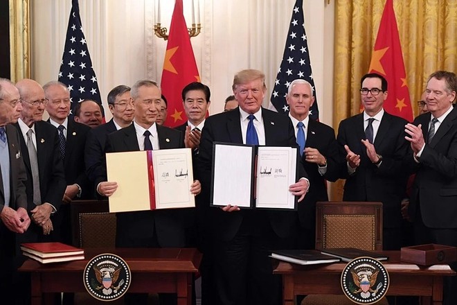 Phó thủ tướng Trung Quốc Lưu Hạc và Tổng thống Donald Trump tại lễ ký thoả thuận thương mại giai đoạn 1. Ảnh: AFP.
