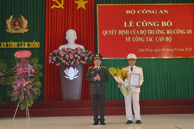 Thượng tướng Nguyễn Văn Thành trao quyết định và chúc mừng Đại tá Lê Vinh Quy.