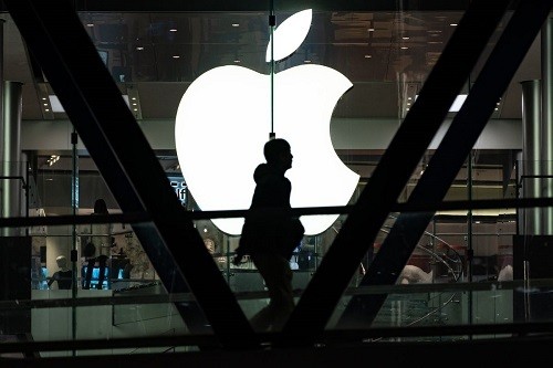 Các đối tác gia công thiết bị cho Apple đang tìm cách mở rộng quy mô sản xuất bên ngoài Trung Quốc. Ảnh: Bloomberg.