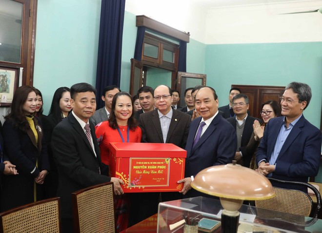 Thủ tướng tặng quà Tết cho cán bộ, nhân viên Khu Di tích Chủ tịch Hồ Chí Minh tại Phủ Chủ tịch. Ảnh: VGP/Quang Hiếu.