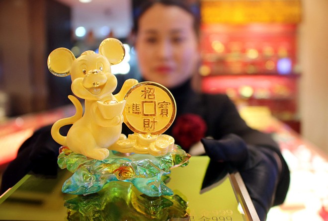 Chuột vàng trong một cửa hàng trang sức ở Trung Quốc. Ảnh: China Daily.