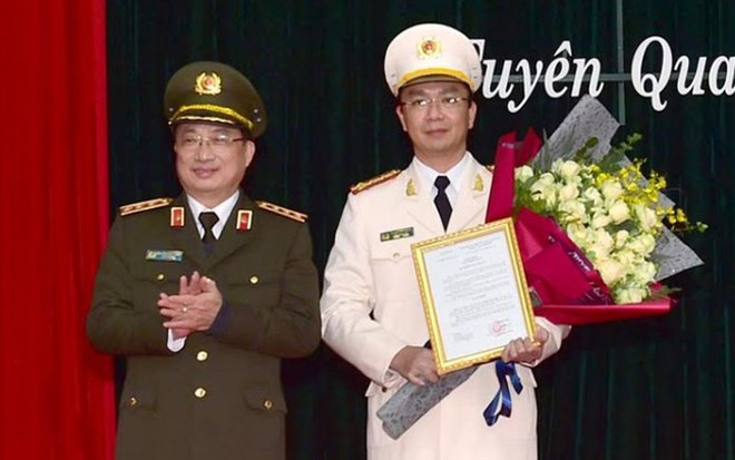 Thượng tướng Nguyễn Văn Thành trao quyết định và tặng hoa chúc mừng Đại tá Phạm Kim Đĩnh được bổ nhiệm làm Giám đốc Công an Tuyên Quang.