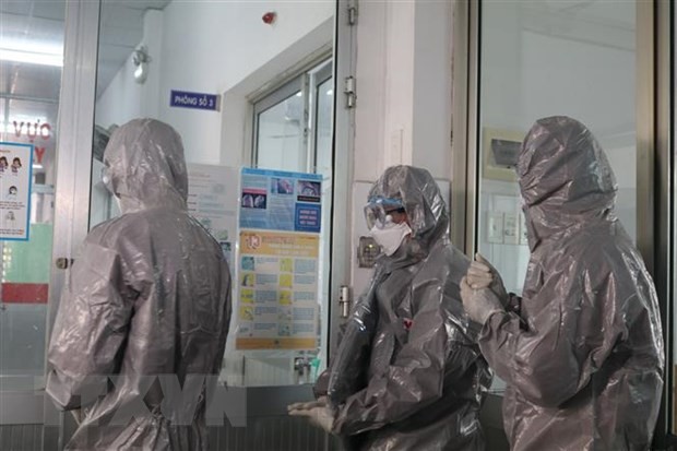 Các bác sỹ Bệnh viện Chợ Rẫy Thành phố Hồ Chí Minh mặc trang phục bảo hộ trước khi vào khu vực cách ly bệnh nhân. (Ảnh: Đinh Hằng/TTXVN).