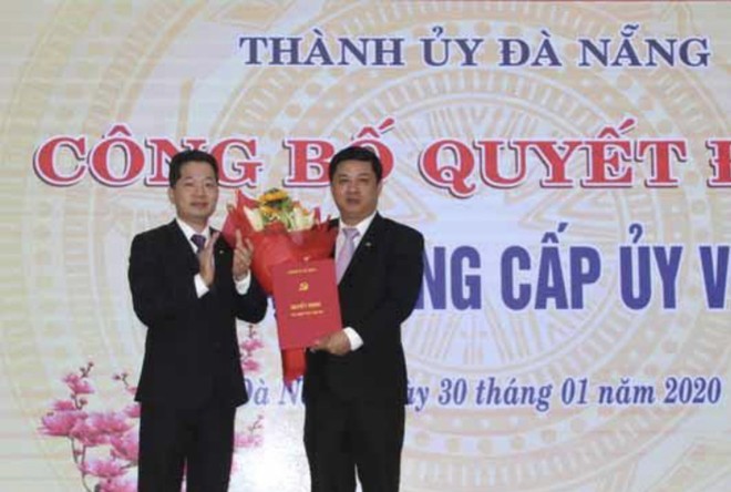 Phó Bí thư Thành uỷ Nguyễn Văn Quảng (bên trái) trao quyết định bổ nhiệm ông Lương Nguyễn Minh Triết giữ chức Bí thư Quận uỷ Hải Châu.