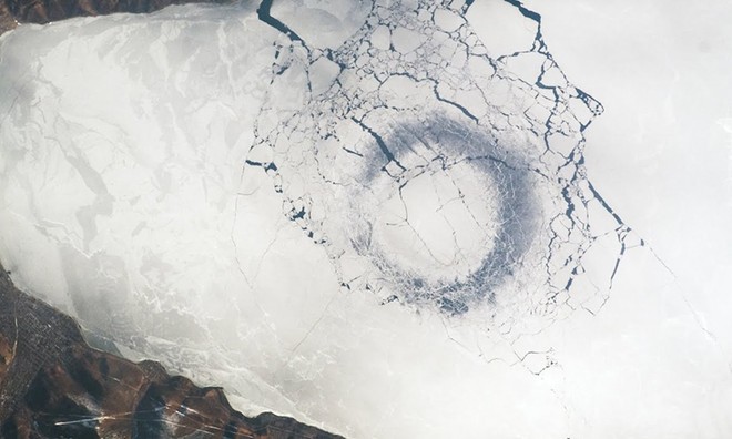 Những vòng tròn băng khổng lồ trên hồ Baikal