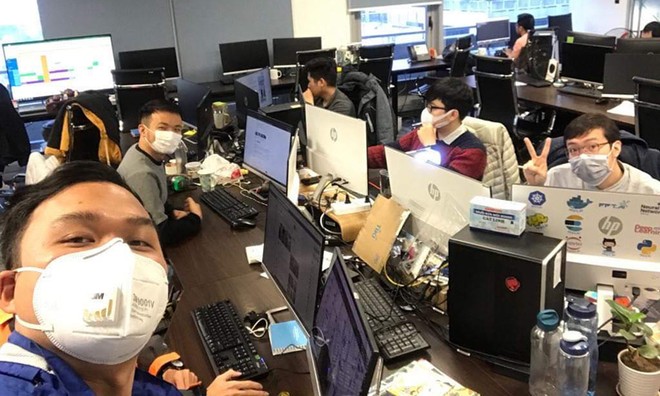 Nhân viên một công ty công nghệ tại Duy Tân được yêu cầu đeo khẩu trang khi làm việc. Ảnh: Đức Anh.