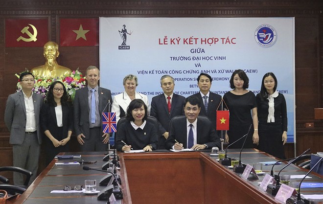 ICAEW và Trường Đại học Vinh ký kết thỏa thuận hợp tác dưới sự chứng kiến của Thứ trưởng Bộ Ngoại Giao Anh và Đại sứ đặc mệnh toàn quyền Vương quốc Liên hiệp Anh và Bắc Ailen tại Việt Nam.