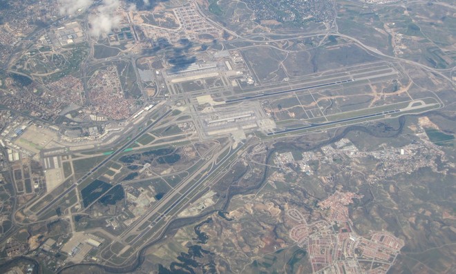 Sân bay Adolfo Suárez Madrid-Barajas nhìn từ trên cao. Ảnh: Wikimedia Commons.