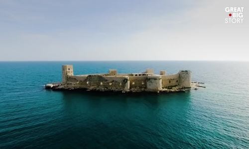 Lâu đài gần nghìn năm tuổi trên biển Địa Trung Hải
