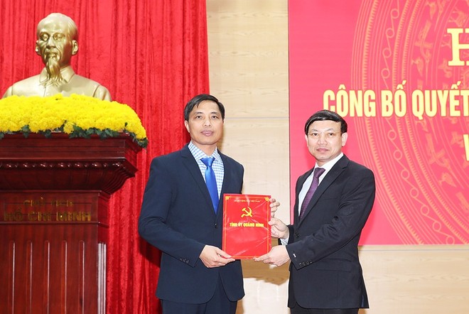 Bí thư Tỉnh ủy Quảng Ninh Nguyễn Xuân Ký trao quyết định cho đồng chí Vũ Văn Diện.