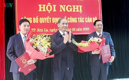 Ông Nguyễn Quốc Khánh, Phó Chủ tịch UBND tỉnh Sơn La trao Quyết định và tặng hoa chúc mừng ông Nguyễn Thế Phương và ông Trần Công Chính.