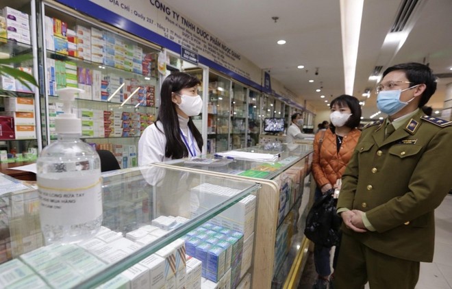 Lực lượng chức năng thị sát, kiểm tra, tuyên truyền các cửa hàng kinh doanh thuốc, dụng cụ y tế tại Trung tâm phân phối thuốc Hapulico, Thanh Xuân, Hà Nội. (Ảnh: Trần Việt/TTXVN).