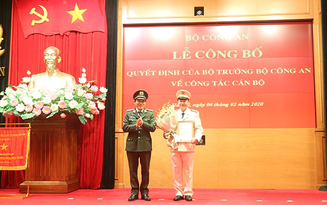 Trung tướng Lương Tam Quang trao quyết định và chúc mừng Đại tá Lê Minh Quang.