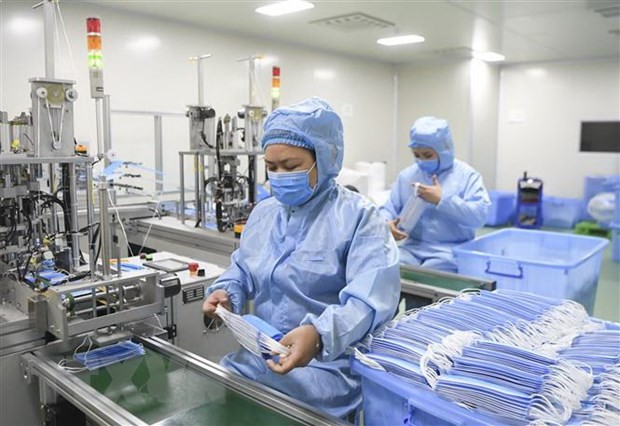 Khẩu trang được sản xuất tại nhà máy ở Trùng Khánh, Trung Quốc. (Ảnh: THX/TTXVN).