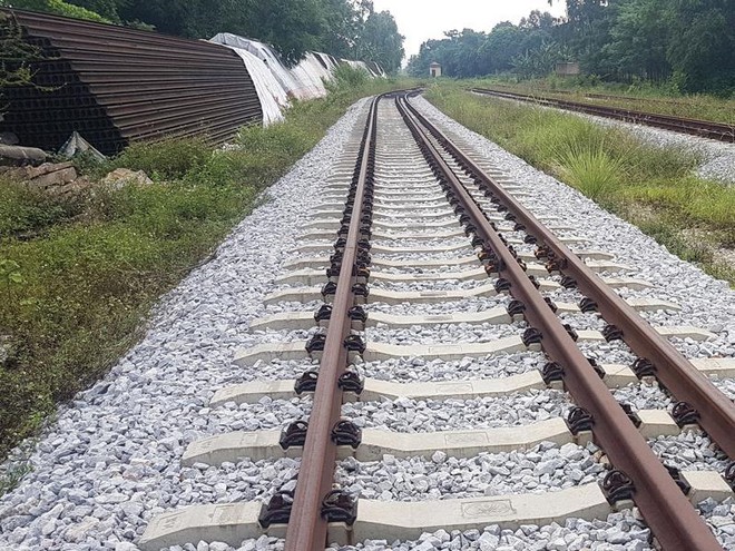Khối vật tư của Dự án tuyến đường sắt Yên Viên - Phả Lại - Hạ Long - Cái Lân để phơi mưa nắng từ cả chục năm nay.
