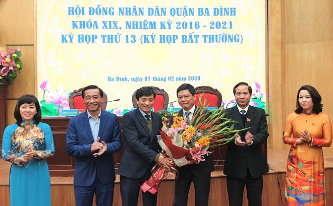 Ông Tạ Nam Chiến (thứ 3 trái sang) được bầu giữ chức Chủ tịch UBND quận Ba Đình. Ảnh: Hanoimoi.
