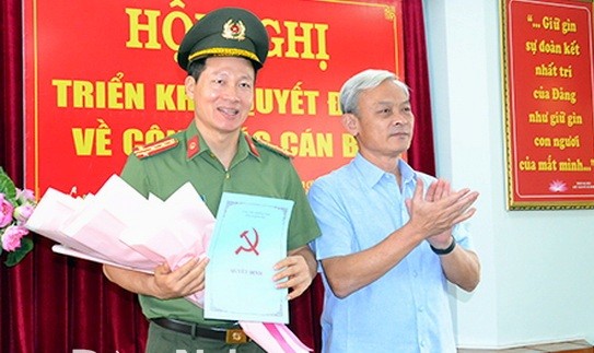 Bí thư Tỉnh ủy Đồng Nai Nguyễn Phú Cường trao quyết định và chúc mừng Đại tá Vũ Hồng Văn.