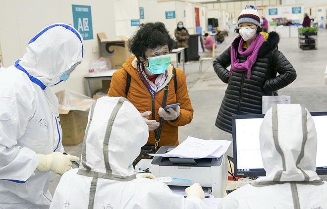 Nhân viên y tế tiếp nhận bệnh nhân tại một bệnh viện ở Vũ Hán, Trung Quốc. (Ảnh: THX/TTXVN).