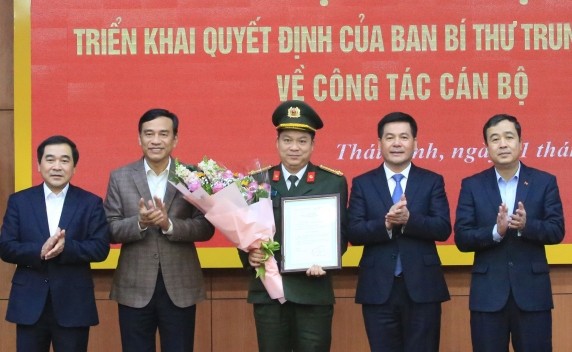 Lãnh đạo tỉnh Thái Bình chúc mừng Thượng tá Nguyễn Thanh Trường.