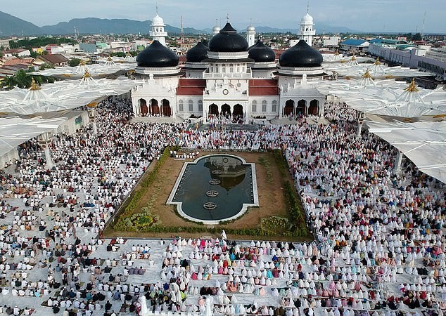 Nhà thờ Hồi giáo Baiturrahman tại thành phố  Banda Aceh 
