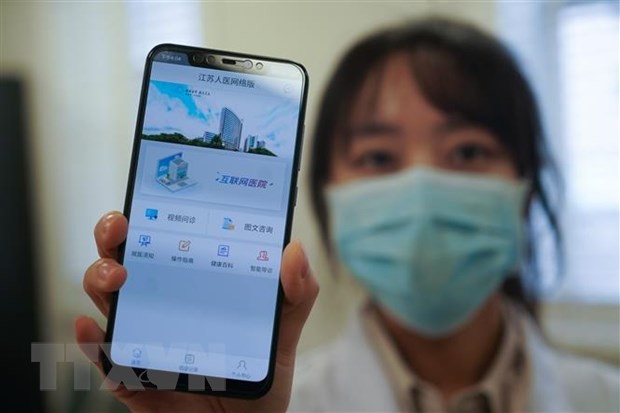 Nhân viên y tế bệnh viện ở Nam Kinh, tỉnh Giang Tô (Trung Quốc) giới thiệu trang mạng tư vấn trực tuyến sơ bộ về virus corona chủng mới (COVID-19) hỗ trợ người dân phòng ngừa và ngăn chặn khả năng lây lan của dịch bệnh, ngày 7/2/2020. (Nguồn: THX/TTXVN).