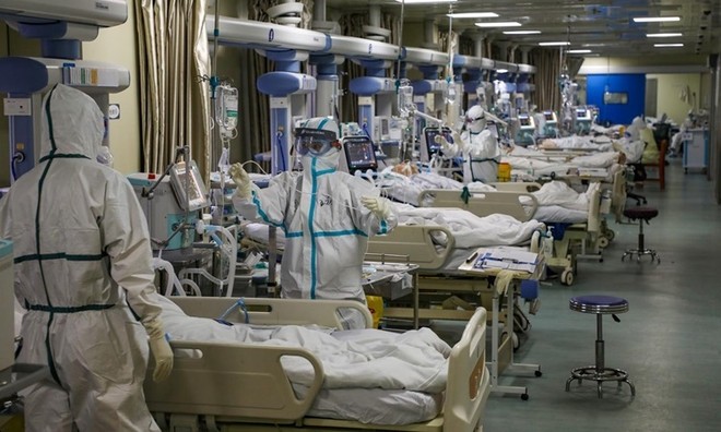 Nhân viên y tế làm việc tại phòng chăm sóc đặc biệt thuộc một bệnh viện được chỉ định điều trị dịch Covid-19 ở Vũ Hán ngày 6/2. Ảnh: Reuters.