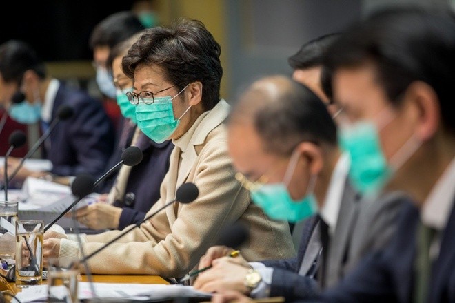 Đặc khu trưởng Hong Kong Carrie Lam phát biểu trong khi đeo khẩu trang y tế trong cuộc họp báo ngày 31/1. Ảnh: Bloomberg.