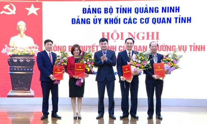 Phó Bí thư Thường trực Tỉnh ủy Quảng Ninh Ngô Hoàng Ngân trao quyết định và chúc mừng các đồng chí được điều động, bổ nhiệm.