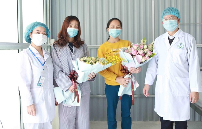 Hai bệnh nhân nhiễm dịch COVID-19 được chữa khỏi ở bệnh viện tuyến huyện tại "tâm dịch Bình Xuyên." (Ảnh: Hoàng Hùng/TTXVN).