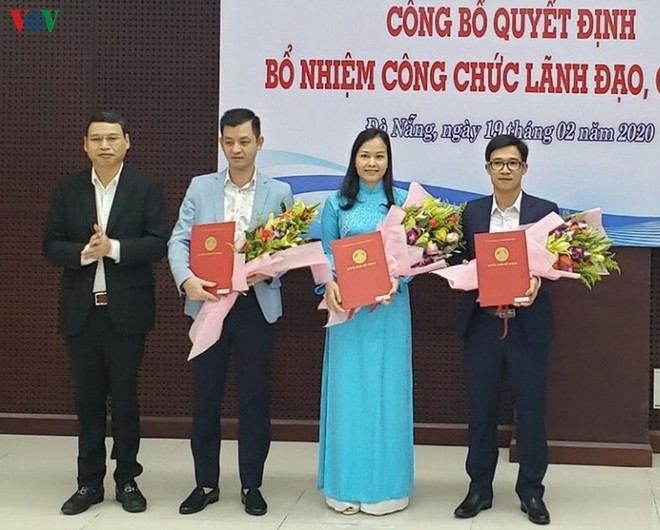 Ông Hồ Kỳ Minh, Phó Chủ tịch UBND TP Đà Nẵng trao các quyết định bổ nhiệm cán bộ.
