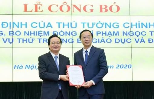 Bộ trưởng Phùng Xuân Nhạ trao quyết định cho đồng chí Phạm Ngọc Thưởng.