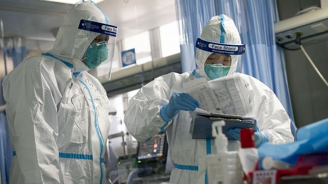 Nhân viên y tế tại bệnh viện Vũ Hán. (Ảnh: Tân Hoa xã).