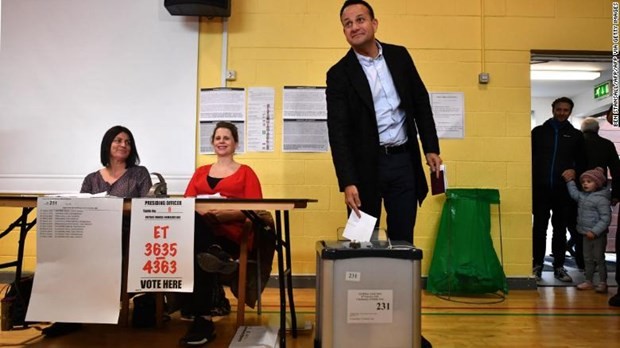 Thủ tướng Ireland Leo Varadkar tham gia bỏ phiếu. (Ảnh: AFP/Getty).
