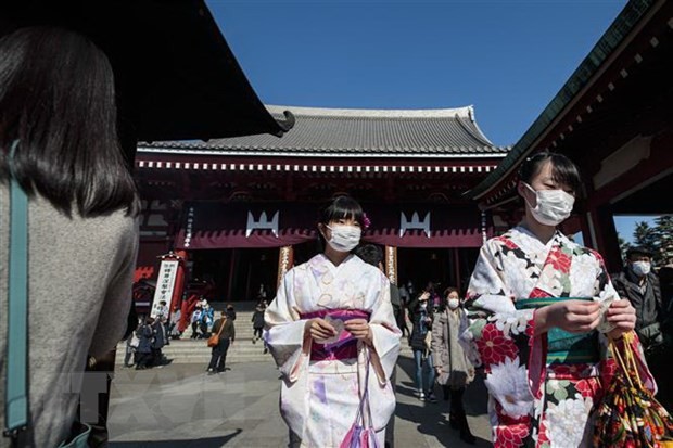 Người dân đeo khẩu trang để phòng tránh lây nhiễm COVID-19 tại Tokyo, Nhật Bản, ngày 3/2/2020. (Ảnh: AFP/TTXVN).