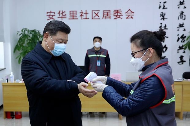 Chủ tịch Tập Cận Bình được đo thân nhiệt khi thị sát công tác chống dịch corona tại Bắc Kinh. (Ảnh: Reuters).