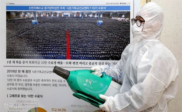 Phun thuốc khử trùng tại một cơ sở tôn giáo ở Daegu (Nguồn: Yonhap).