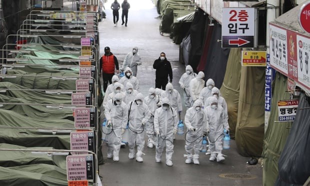 Hàn Quốc cho xịt khử trùng một khu chợ ở Daegu trong nỗ lực ngăn chặn mầm bệnh lây lan (Ảnh: AP).