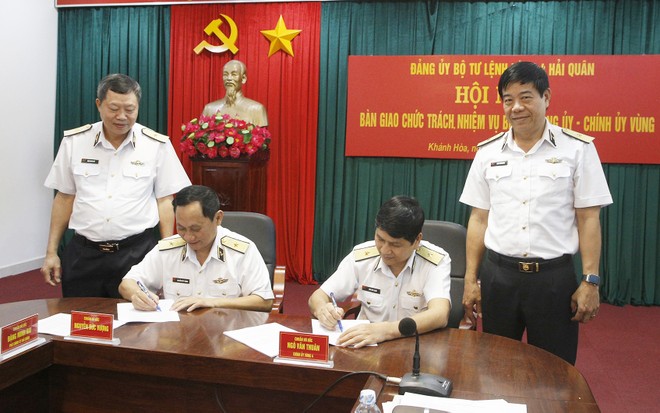 Chuẩn đô đốc Nguyễn Đức Vượng bàn giao chức trách nhiệm vụ cho Chuẩn đô đốc Nguyễn Văn Thuân.