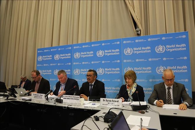 Tổng giám đốc WHO Tedros Adhanom Ghebreyesus (giữa) phát biểu tại cuộc họp báo ở Geneva, Thụy Sĩ ngày 24/2/2020. Ảnh: THX/TTXVN.