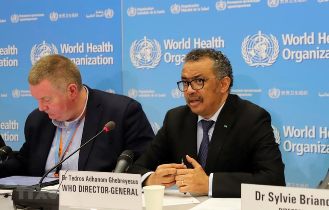 Tổng giám đốc WHO Tedros Adhanom Ghebreyesus (phải) phát biểu tại cuộc họp báo ở Geneva, Thụy Sĩ. (Ảnh: THX/TTXVN).