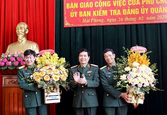 Thiếu tướng Bùi Công Chức chúc mừng Đại tá Đoàn Hoài Nam và Đại tá Lê Văn Duẩn.