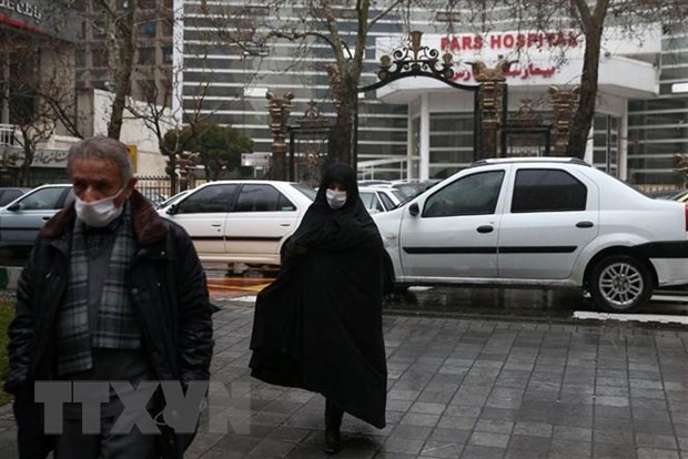 Người dân đeo khẩu trang phòng tránh dịch COVID-19 tại Tehran, Iran, ngày 23/2. (Nguồn: IRNA/TTXVN).