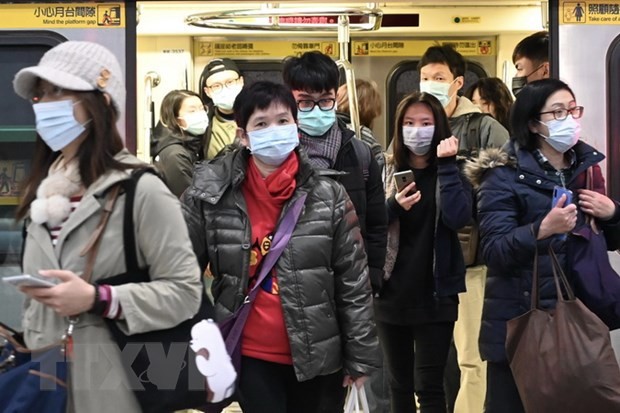 Hành khách đeo khẩu trang phòng tránh lây nhiễm COVID-19 tại một nhà ga ở Đài Bắc, Đài Loan. (Ảnh: AFP/TTXVN).