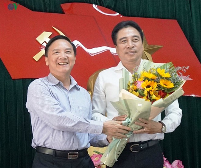 Ông Nguyễn Khắc Định, Bí thư Tỉnh ủy Khánh Hòa (trái) chúc mừng ông Nguyễn Khắc Toàn được bầu làm Phó Bí thư thường trực Tỉnh ủy. Ảnh: VOV.