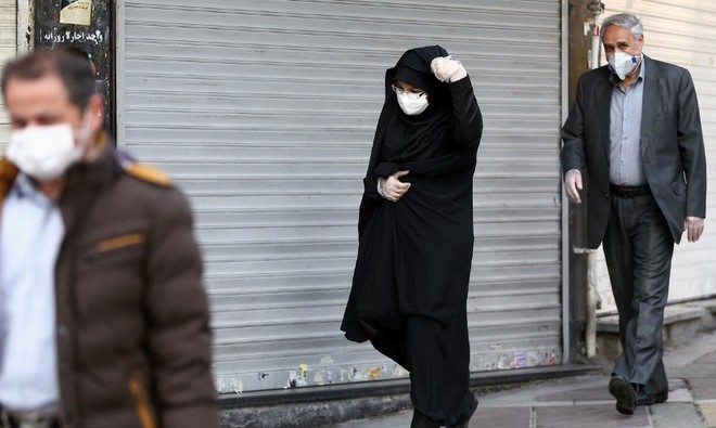 Người Iran đeo khẩu trang tại thủ đô Tehran (Ảnh: Reuters).