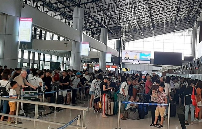 Hành khách làm thủ tục tại sân bay. (Ảnh: Việt Hùng/Vietnam+).